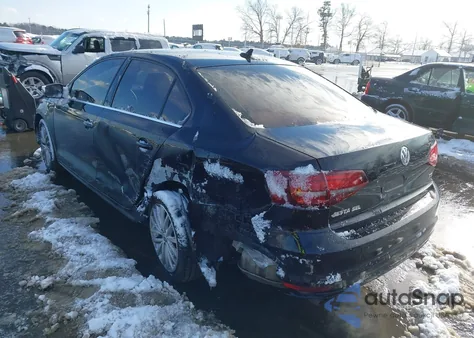 2016 Volkswagen Jetta 1.8T Sel z USA, uszkodzony, nr VIN 3VWL07AJ4GM343217